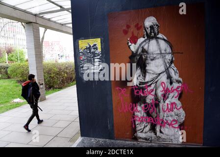 Des bannières sont pendues à la porte de l'Université Nanterre près de Paris, France, le 16 avril 2018 pour demander la démission du Président de l'Université, J.F Ballaude. Ballaude a autorisé l'entrée de la force de police sur le campus le 9 avril, lors d'une occupation du site, pour protester contre l'introduction de conditions d'entrée plus sélectives pour les universités, ce qui a conduit à l'arrestation de 4 étudiants. Le mouvement croissant de protestation des étudiants a irrités le gouvernement Macron, qui est également aux prises avec les grèves du personnel ferroviaire dans le premier test majeur de sa détermination pro-entreprise à remodeler l'économie française et Banque D'Images