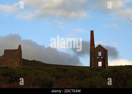 Les ruines de Carn Galver Mine sur la côte à pendant le coucher du soleil près de Penwith Cornwall Angleterre. Banque D'Images