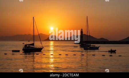 Coucher de soleil au phare dans la marina avec yachts à Bodrum, Turquie.