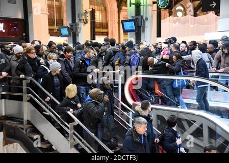 Photo montrant la foule à la gare de Lyon, à Paris, en France, le 3 avril 2018. Mardi, les travailleurs français du rail de la société SNCF ont lancé trois mois de grèves, dans le cadre d'une vague d'action industrielle qui va tester la volonté du président Emmanuel Macron de refaçonner la France par des réformes radicales. La grève va semer le chaos chez les 4.5 millions de passagers français, avec des arrêts prévus deux jours sur cinq jusqu'en juin 28, à moins que Macron ne abandonne sa tentative de forcer une révision majeure de l'opérateur ferroviaire SNCF. Photo d'Alain Apaydin/ABACAPRESS.COM Banque D'Images