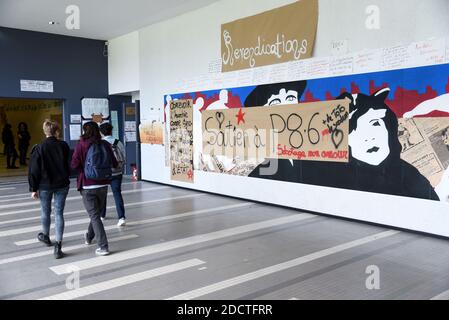 Des bannières sont pendues à la porte de l'Université Nanterre près de Paris, France, le 16 avril 2018 pour demander la démission du Président de l'Université, J.F Ballaude. Ballaude a autorisé l'entrée de la force de police sur le campus le 9 avril, lors d'une occupation du site, pour protester contre l'introduction de conditions d'entrée plus sélectives pour les universités, ce qui a conduit à l'arrestation de 4 étudiants. Le mouvement croissant de protestation des étudiants a irrités le gouvernement Macron, qui est également aux prises avec les grèves du personnel ferroviaire dans le premier test majeur de sa détermination pro-entreprise à remodeler l'économie française et Banque D'Images