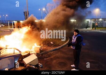 Une pile de pneus brûle alors que les gardiens de prison bloquent l'accès à la prison de Vendin-le-vieil, au nord de la France, le 15 janvier 2018. Les premières opérations de « blocage total » des prisons ont commencé à l'aube le 15 janvier à l'appel des syndicats et des superviseurs demandant plus de sécurité après que trois gardiens de prison ont été blessés dans une attaque à lame par un militant allemand d'Al-Qaïda à la prison de Vendin-le-vieil. Photo de Sylvain Lefevre/ABACAPRESS.COM Banque D'Images