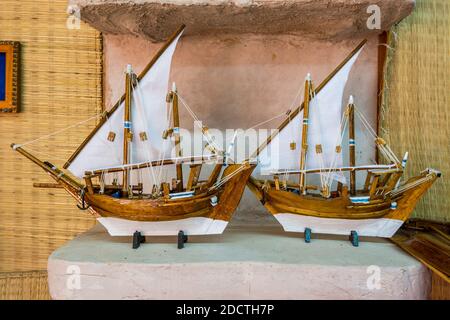 Une paire de maquette en bois de bateau de pêche en cadeau dans le village folklorique Heritage d'Abu Dhabi, aux Émirats arabes Unis. Banque D'Images