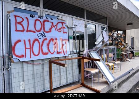 Des bannières sont pendues à la porte de l'Université Nanterre près de Paris, France, le 16 avril 2018 pour demander la démission du Président de l'Université, J.F Ballaude. Ballaude a autorisé l'entrée de la force de police sur le campus le 9 avril, lors d'une occupation du site, pour protester contre l'introduction de conditions d'entrée plus sélectives pour les universités, ce qui a conduit à l'arrestation de 4 étudiants. Le mouvement croissant de protestation des étudiants a irrités le gouvernement Macron, qui est également aux prises avec les grèves du personnel ferroviaire dans le premier test majeur de sa détermination pro-entreprise à remodeler l'économie française et Banque D'Images