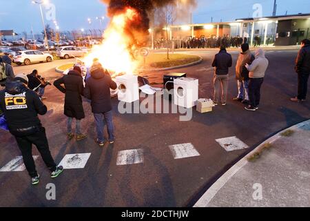 Une pile de pneus brûle alors que les gardiens de prison bloquent l'accès à la prison de Vendin-le-vieil, au nord de la France, le 15 janvier 2018. Les premières opérations de « blocage total » des prisons ont commencé à l'aube le 15 janvier à l'appel des syndicats et des superviseurs demandant plus de sécurité après que trois gardiens de prison ont été blessés dans une attaque à lame par un militant allemand d'Al-Qaïda à la prison de Vendin-le-vieil. Photo de Sylvain Lefevre/ABACAPRESS.COM Banque D'Images