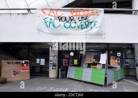 Des bannières sont pendues à la porte de l'Université Nanterre près de Paris, France, le 16 avril 2018 pour demander la démission du Président de l'Université, J.F Ballaude. Ballaude a autorisé l'entrée de la force de police sur le campus le 9 avril, lors d'une occupation du site, pour protester contre l'introduction de conditions d'entrée plus sélectives pour les universités, ce qui a conduit à l'arrestation de 4 étudiants. Le mouvement croissant de protestation des étudiants a irrités le gouvernement Macron, qui est également aux prises avec les grèves du personnel ferroviaire dans le premier test majeur de sa détermination pro-entreprise à remodeler l'économie française et Banque D'Images