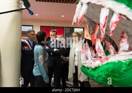 Emmanuel Macron et la ministre française de la Culture et de la communication Françoise Nyssen.le président français Emmanuel Macron visite la Médiathèque avec la ministre française de la Culture et de la communication Françoise Nyssen, la présidente d'Ile de France Valérie Pecresse et l'écrivain français Erik Orsenna. Les Mureaux, France, le 20 février 2018. Photo de Jacques Witt/Pool/ABACAPRESS.COM Banque D'Images