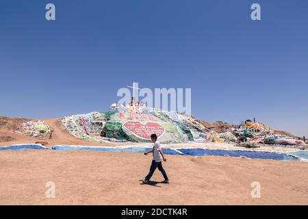 Vue générale du mont du Salut à Niland, CA, États-Unis en 2017. L'œuvre est faite d'adobe, de paille et de milliers de gallons de peinture sans plomb. La montagne du salut a été créée par le résident local Leonard Knight (1931–2014). Elle englobe de nombreuses peintures murales et des zones peintes avec des paroles chrétiennes et des versets bibliques, bien que sa philosophie ait été construite autour de la prière du pécheur. La Folk Art Society of America l'a déclaré « site d'art populaire digne de préservation et de protection » en l'an 2000. Dans un discours devant le Congrès américain le 15 mai 2002, la sénatrice de Californie Barbara Boxer l'a décrit comme « unique » Banque D'Images