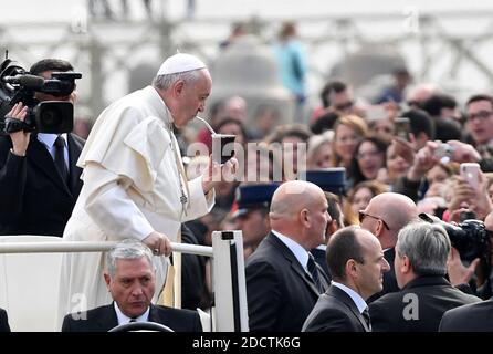 Le pape François boit une tasse de maté, boisson traditionnelle sud-américaine riche en caféine, pendant l'audience générale hebdomadaire sur la place Saint-Pierre au Vatican, le 28 mars 2018. Photo par Eric Vandeville/ABACAPRESS.COM Banque D'Images