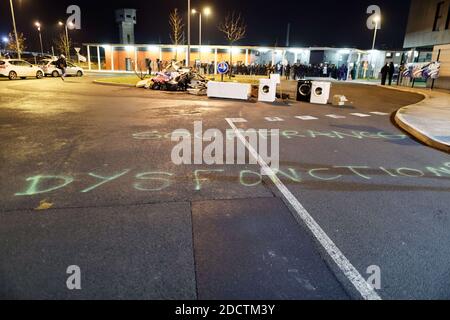 Les gardiens de prison bloquent l'accès à la prison de Vendin-le-vieil, dans le nord de la France, le 15 janvier 2018. Les premières opérations de « blocage total » des prisons ont commencé à l'aube le 15 janvier à l'appel des syndicats et des superviseurs demandant plus de sécurité après que trois gardiens de prison ont été blessés dans une attaque à lame par un militant allemand d'Al-Qaïda à la prison de Vendin-le-vieil. Photo de Sylvain Lefevre/ABACAPRESS.COM Banque D'Images