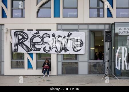 Pour démontrer leur opposition à la fusion proposée de quatre universités (Jean Jaurès, Paul Sabatier, INSA - Institut national des sciences appliquées - et INP - Institut polytechnique national -), les étudiants et le personnel administratif bloquent l'accès aux salles et aux cours de Mirail. Ils s'opposent également à la loi Vidal adoptée par le gouvernement (admission Post bac - APB - remplacé par IDEX et Parcoursup), qui est pour eux une sélection déguisée pour l'accès à l'enseignement supérieur. À Toulouse, France, le 1er février 2018. Photo de Patrick Batard / ABACAPRESS.COM Banque D'Images