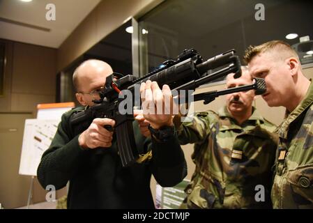 Présentation Nouveau Fusil d'Assaut des armes 'HK 416 F' au Ministere des armes a Paris, France le 1er février 2018. Photo d'Alain Apaydin/ABACAPRESS.COM Banque D'Images