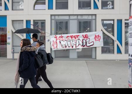 Pour démontrer leur opposition à la fusion proposée de quatre universités (Jean Jaurès, Paul Sabatier, INSA - Institut national des sciences appliquées - et INP - Institut polytechnique national -), les étudiants et le personnel administratif bloquent l'accès aux salles et aux cours de Mirail. Ils s'opposent également à la loi Vidal adoptée par le gouvernement (admission Post bac - APB - remplacé par IDEX et Parcoursup), qui est pour eux une sélection déguisée pour l'accès à l'enseignement supérieur. À Toulouse, France, le 1er février 2018. Photo de Patrick Batard / ABACAPRESS.COM Banque D'Images