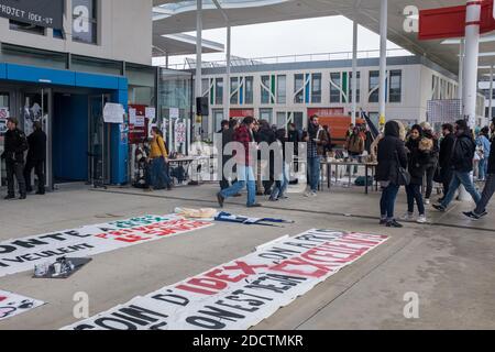 Pour démontrer leur opposition à la fusion proposée de quatre universités (Jean Jaurès, Paul Sabatier, INSA - Institut national des sciences appliquées - et INP - Institut polytechnique national -), les étudiants et le personnel administratif bloquent l'accès aux salles et aux cours de Mirail. Ils s'opposent également à la loi Vidal adoptée par le gouvernement (admission Post bac - APB - remplacé par IDEX et Parcoursup), qui est pour eux une sélection déguisée pour l'accès à l'enseignement supérieur. À Toulouse, France, le 1er février 2018. Photo de Patrick Batard / ABACAPRESS.COM Banque D'Images