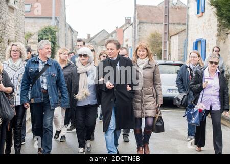 Marie Claude Lescure et Pascal Lescure, propriétaires de la mension à Dannemois en Essonne, marchant ce dimanche 11 mars 2018 avec les fans et les admirateurs de Claude François pour rendre hommage au chanteur qui a disparu il y a 40 ans. Photo de Beatrice Usseglio/ABACAPRESS.COM Banque D'Images