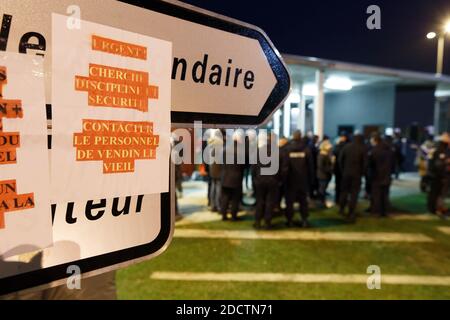 Les gardiens de prison bloquent l'accès à la prison de Vendin-le-vieil, dans le nord de la France, le 15 janvier 2018. Les premières opérations de « blocage total » des prisons ont commencé à l'aube le 15 janvier à l'appel des syndicats et des superviseurs demandant plus de sécurité après que trois gardiens de prison ont été blessés dans une attaque à lame par un militant allemand d'Al-Qaïda à la prison de Vendin-le-vieil. Photo de Sylvain Lefevre/ABACAPRESS.COM Banque D'Images