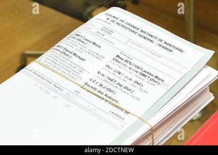 Livre de code civil français contenant des documents relatifs au procès entre les enfants de Johnny Hallyday, Laura Smet et David Hallyday contre la veuve de la chanteuse, au palais de justice régional de Nanterre, près de Paris, le 30 mars 2018. Le tribunal de Nanterre devait examiner une injonction provisoire déposée par les enfants de Johnny Hallyday sur un album posthume le 30 mars. Photo par Eliot Blondt/ABACAPRESS.COM Banque D'Images