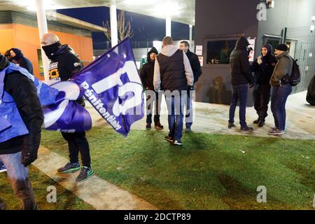 Les gardiens de prison bloquent l'accès à la prison de Vendin-le-vieil, dans le nord de la France, le 15 janvier 2018. Les premières opérations de « blocage total » des prisons ont commencé à l'aube le 15 janvier à l'appel des syndicats et des superviseurs demandant plus de sécurité après que trois gardiens de prison ont été blessés dans une attaque à lame par un militant allemand d'Al-Qaïda à la prison de Vendin-le-vieil. Photo de Sylvain Lefevre/ABACAPRESS.COM Banque D'Images