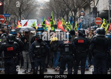 Premier jour des 36 jours de grève annoncés par le chemin de fer contre le projet de réforme et de privatisation de la SNCF. Des cheminots en grève ont manifesté entre la Gare de l'est et la Gare Saint-Lazare à Paris à l'appel des syndicats du Sud Rail, FO Cheminots, car la CGT ne s'est pas joint à la procession. Paris, France, le 3 avril 2018. Photo de Samuel Boivin / ABACAPRESS.COM Banque D'Images