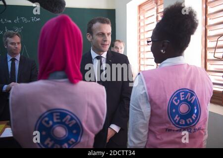 Le président français Emmanuel Macron, le président sénégalais Macky Sall le ministre français de l'éducation Jean-Michel Blanquer et le ministre français des Affaires étrangères Jean-Yves le Drian ont visité une salle de classe lors de l'inauguration de l'école secondaire du Collège Bel-Air à Dakar, le 2 février 2018. Photo par Eliot Blondt/ABACAPRESS.COM Banque D'Images