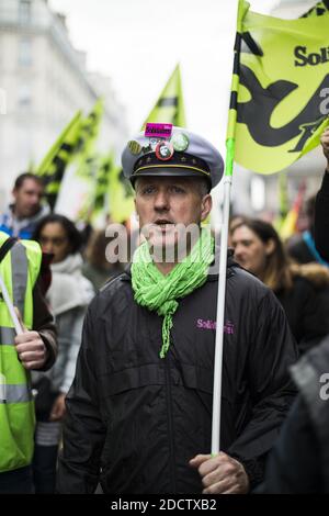 Les employés syndicaux de Sud Rail de la compagnie de chemin de fer publique SNCF assistent à une manifestation à Paris dans le cadre d'une grève nationale, en France, le 3 avril 2018. Photo par Eliot Blondt/ABACAPRESS.COM Banque D'Images