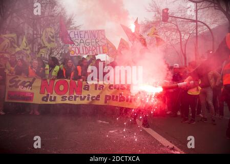 Les employés syndicaux de Sud Rail de la compagnie de chemin de fer publique SNCF assistent à une manifestation à Paris dans le cadre d'une grève nationale, en France, le 3 avril 2018. Photo par Eliot Blondt/ABACAPRESS.COM Banque D'Images