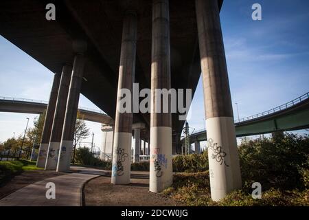 Accès au pont du zoo dans le quartier Kalk, Cologne, Allemagne. Zoobruecke im Stadtteil Kalk, Koeln, Allemagne. Banque D'Images