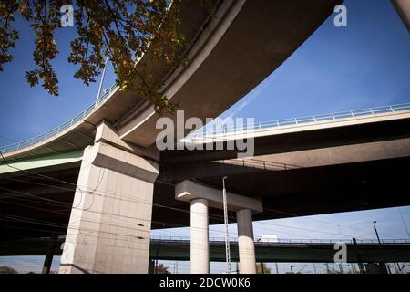 Accès au pont du zoo dans le quartier Kalk, Cologne, Allemagne. Zoobruecke im Stadtteil Kalk, Koeln, Allemagne. Banque D'Images