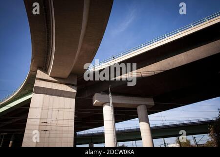 Accès au pont du zoo dans le quartier Kalk, Cologne, Allemagne. Zoobruecke im Stadtteil Kalk, Koeln, Allemagne. Banque D'Images