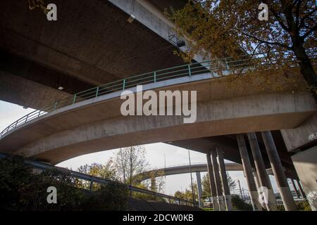 Accès au pont du zoo dans le quartier Kalk, Cologne, Allemagne. Zoobruecke im Stadtteil Kalk, Koeln, Allemagne. Banque D'Images