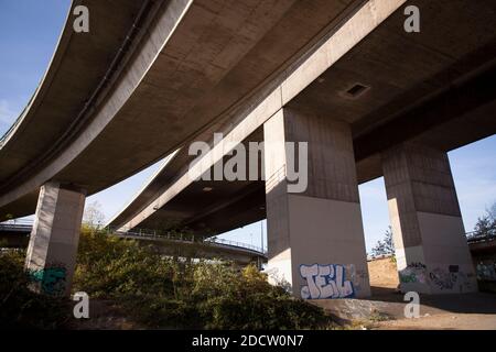 Accès au pont du zoo dans le quartier Kalk, Cologne, Allemagne. Zoobruecke im Stadtteil Kalk, Koeln, Allemagne. Banque D'Images