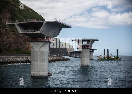 PAS DE WEB/PAS D'APPLICATIONS - EXCLUSIF. Vue générale du chantier de la nouvelle route côtière (Nouvelle route du littoral) avec colonnes de viaduc et leurs voussoires (éléments en forme de coin) en haut, à la Réunion, France, en octobre 2017. La nouvelle route côtière de 12.3 km reliera Saint-Denis, la capitale administrative de l’île, à la possession et remplacera la route existante, qui sera sujette aux chutes de roches et aux inondations durant les tempêtes tropicales. Il aura trois voies dans chaque direction et améliorera le transport une fois terminé en 2018. Ce sera la route/km la plus chère financée en France avec Banque D'Images