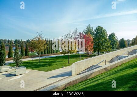 L'automne dans le parc Krasnodar à Krasnodar (appelé le parc Galitskogo). Arbres avec feuilles d'orange - couleur de l'automne. Région de Krasodar- sud de la russie. Banque D'Images