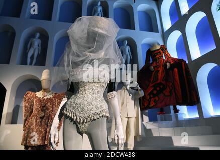 PAS DE WEB/PAS D'APPLICATIONS - EXCLUSIF. Robe portée par Sandra Milo dans le film de Fellini "Juliet des esprits" (1965) dans la salle dédiée à Federico Fellini aux studios Cinecitta de Rome, Italie, le 31 janvier 2018. Cette salle présente des séquences inédites, des costumes originaux, des dessins et des images du cinéaste mis en place dans un cadre captivant. Son approche visionnaire bien-aimée est représentée par les arches métaphysiques de la place Colosseum Fellini a été si affectueux de, qui est recréé dans le hall par des objets symboliques basés sur certains de ses films les plus célèbres. Depuis 2011, Cinecitta Studios est ouvert à Banque D'Images