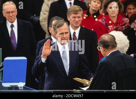 Le président des États-Unis George H.W. Bush est assermenté en tant que 41e président des États-Unis par le juge en chef William Rehnquist au Capitole des États-Unis le 20 janvier 1989. Le président de la Chambre des représentants américaine Jim Wright (démocrate du Texas) regarde de gauche et le vice-président américain Dan Quayle regarde du centre. Photo par Arnie Sachs / CNP /ABACAPRESS.COM Banque D'Images