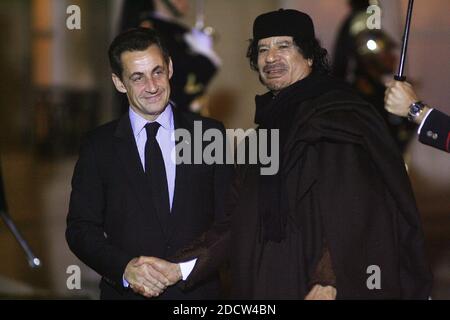 Photo du dossier - le président Nicolas Sarkozy reçoit le dirigeant libyen Moammar Kadhafi avant un dîner à l'Elysée à Paris, en France, le 10 décembre 2007, et une cérémonie de signature. Kadhafi est en visite d'État de 5 jours en France pour une visite de grande envergure qui aura pour but de créer des contrats nucléaires et aériens de plusieurs milliards d'euros. L'ancien président français Nicolas Sarkozy était en garde à vue mardi matin le 20 mars 2018, a déclaré un responsable judiciaire du pays. Il devait être interrogé dans le cadre d'une enquête sur des irrégularités suspectées concernant le financement de sa campagne électorale, a ajouté la même source. Banque D'Images