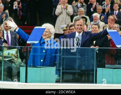 Le président des États-Unis George H.W. Bush et la première dame Barbara Bush se sont fait une vague avant de donner le discours inaugural après avoir été assermentée en tant que 41e président des États-Unis au Capitole des États-Unis le 20 janvier 1989. L'ancien président américain Ronald Reagan est visible à droite. Photo de Louis Jacobson / CNP /ABACAPRESS.COM Banque D'Images