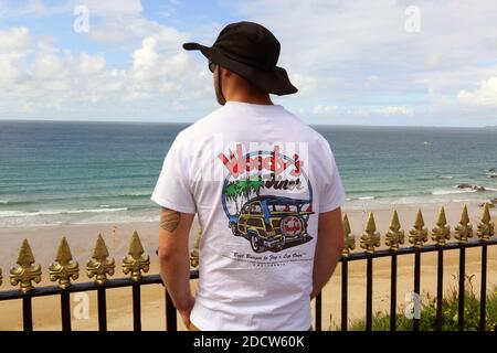Rare Portrait de Male Surfer regardant la plage , Newquay, Cornwall, Angleterre Banque D'Images