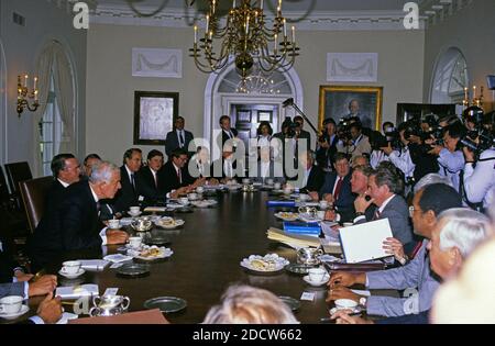 Le président des États-Unis George H.W. Bush rencontre les négociateurs bipartites et bicaméraux du budget du Congrès dans la salle du Cabinet de la Maison Blanche à Washington, D.C., le 15 mai 1990. Photo de Ron Sachs / CNP /ABACAPRESS.COM Banque D'Images