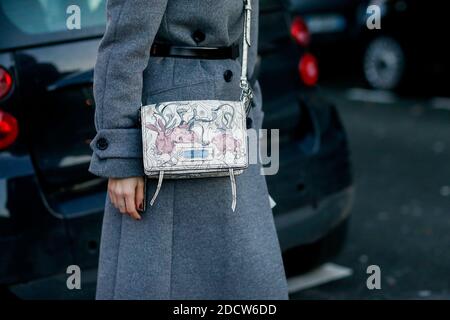 Street style, gros plan au salon haute Couture Printemps-été 2018 de Proenza, qui s'est tenu sur le boulevard Pereire, à Paris, en France, le 22 janvier 2018. Photo de Marie-Paola Bertrand-Hillion/ABACAPRESS.COM Banque D'Images