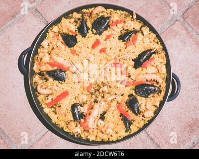 Un gros plan de paella - un bouillon de fruits de mer, de poulet, d'oignons, d'ail, de poivrons et de feuilles de Laurier Banque D'Images