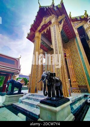 Entrée avec statue de l'éléphant, site historique de l'architecture à Bangkok en Thaïlande. Temple traditionnel appelé Wat Ratchabophit Banque D'Images