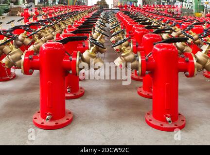 L'usine produit un grand nombre de bouches d'incendie. bouche d'incendie rouge dans l'usine. Banque D'Images