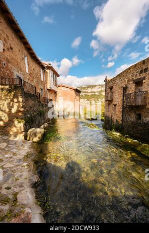 Village pittoresque Orbaneja Del Castillo à Burgos, Castilla Leon, Espagne. Photo de haute qualité Banque D'Images