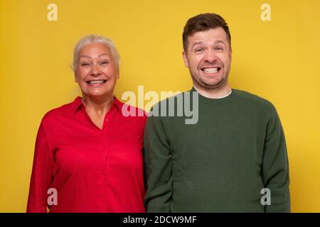 Le mothr et le fils débordient de rire à la plaisanterie drôle ensemble. Banque D'Images