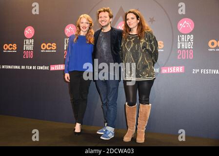 Alyzee Costes, Sébastien Azzopardi et le producteur Vanessa Dzian posant pour la photocalmie du film court la Rose et la Pivoine lors du 21e Festival du film comique à l'Alpe dHuez, France, le 19 janvier 2018. Photo de Mireille Ampilhac/ABACAPRESS.COM Banque D'Images