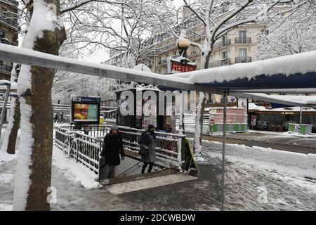 Une vue inhabituelle de Paris dans la neige le mardi 6 février 2018 à Paris, France. La neige a balayé le nord de la France, provoquant le chaos de la circulation à Paris lors de la première dose réelle de temps hivernal de la capitale française cette saison. Le service météorologique de Meteo France a mis la région du Grand Paris en alerte de neige et de verglas sur les routes, parmi les 27 départements qu'il s'attendait à être en alerte à travers le pays jusqu'à mercredi midi. Photo de Henri Szwarc/ABACAPRESS.COM Banque D'Images