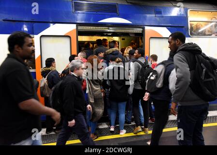 Les navetteurs s'embarquent dans le RER à la gare de Lyon, à Paris, France, le 9 avril 2018. Les travailleurs français de la SNCF et de la société RER ont lancé trois mois de grèves, dans le cadre d'une vague d'action industrielle qui va tester la volonté du président Emmanuel Macron de refaçonner la France par des réformes radicales. La grève va semer le chaos chez les 4.5 millions de passagers français, avec des arrêts prévus deux jours sur cinq jusqu'en juin 28, à moins que Macron ne abandonne sa tentative de forcer une révision majeure de l'opérateur ferroviaire SNCF. Photo d'Alain Apaydin/ABACAPRESS.COM Banque D'Images