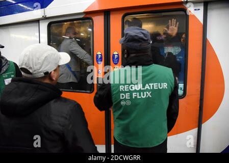 Les navetteurs s'embarquent dans le RER à la gare de Lyon, à Paris, France, le 9 avril 2018. Les travailleurs français de la SNCF et de la société RER ont lancé trois mois de grèves, dans le cadre d'une vague d'action industrielle qui va tester la volonté du président Emmanuel Macron de refaçonner la France par des réformes radicales. La grève va semer le chaos chez les 4.5 millions de passagers français, avec des arrêts prévus deux jours sur cinq jusqu'en juin 28, à moins que Macron ne abandonne sa tentative de forcer une révision majeure de l'opérateur ferroviaire SNCF. Photo d'Alain Apaydin/ABACAPRESS.COM Banque D'Images