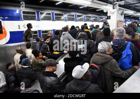 Photo montrant la foule à la gare de Lyon, à Paris, en France, le 9 avril 2018. Les travailleurs français de la SNCF et de la société RER ont lancé trois mois de grèves, dans le cadre d'une vague d'action industrielle qui va tester la volonté du président Emmanuel Macron de refaçonner la France par des réformes radicales. La grève va semer le chaos chez les 4.5 millions de passagers français, avec des arrêts prévus deux jours sur cinq jusqu'en juin 28, à moins que Macron ne abandonne sa tentative de forcer une révision majeure de l'opérateur ferroviaire SNCF. Photo d'Alain Apaydin/ABACAPRESS.COM Banque D'Images